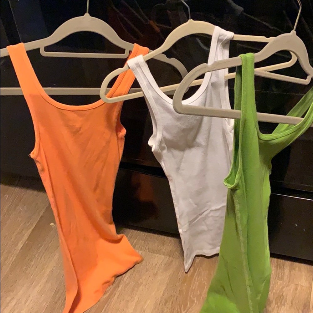 Three basic tank tops - Picture 2 of 3